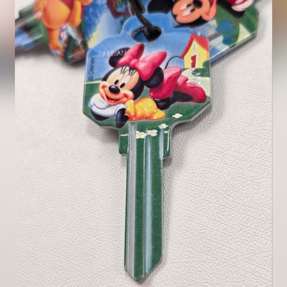 Vintage Guess Keychain & 4 NOS Disney House Key Blanks - Picture 7 of 7